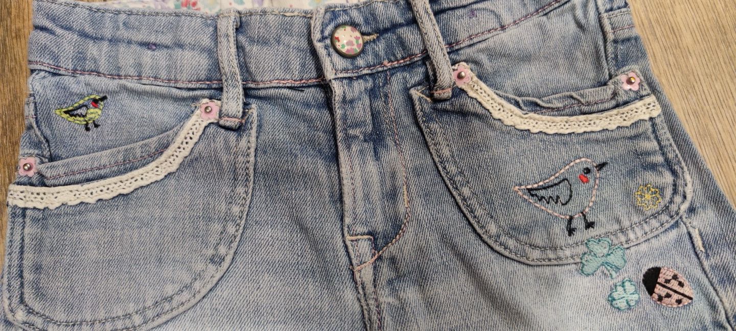 Krótkie dżinsowe spodenki HM, hafty, regulowane, 4-5 lat