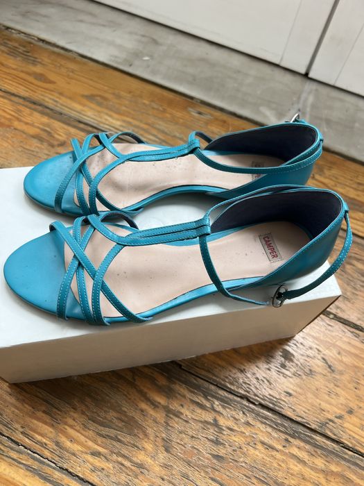 Sandálias novas camper