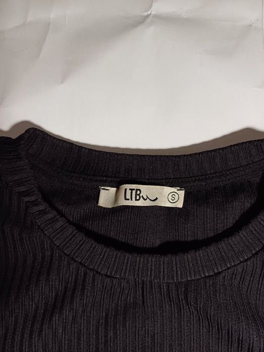 чёрная футболка женская