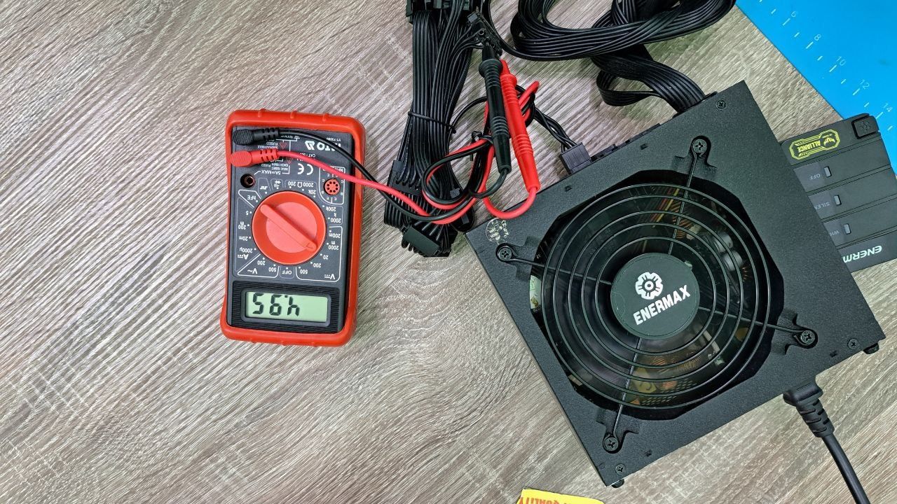 Блок живлення 
Enermax ERB700AWT