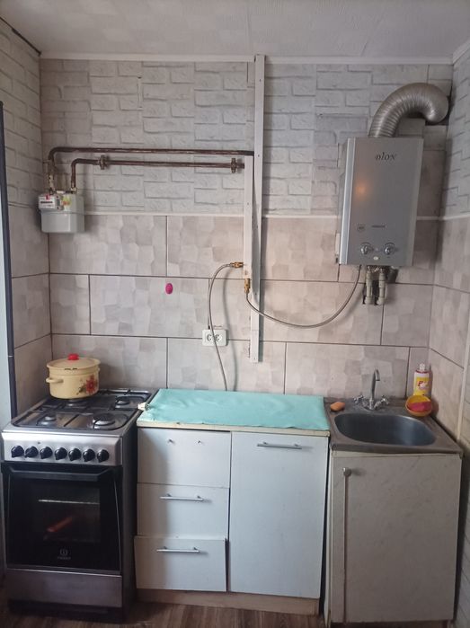 Здається трьох кімнатна від одного місяця та більше.