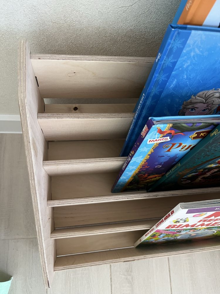 Книжкова Монтессорі полиця
