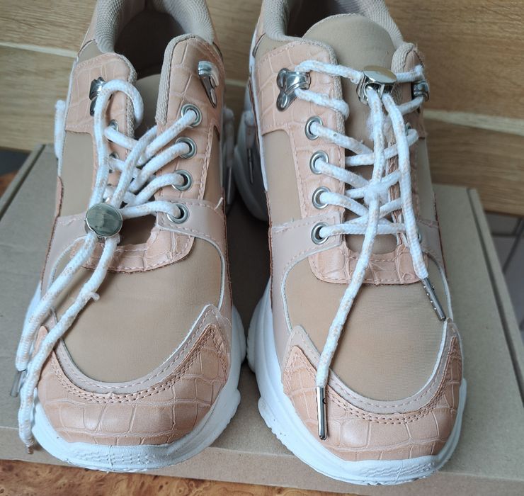 Стильні кросівки р39