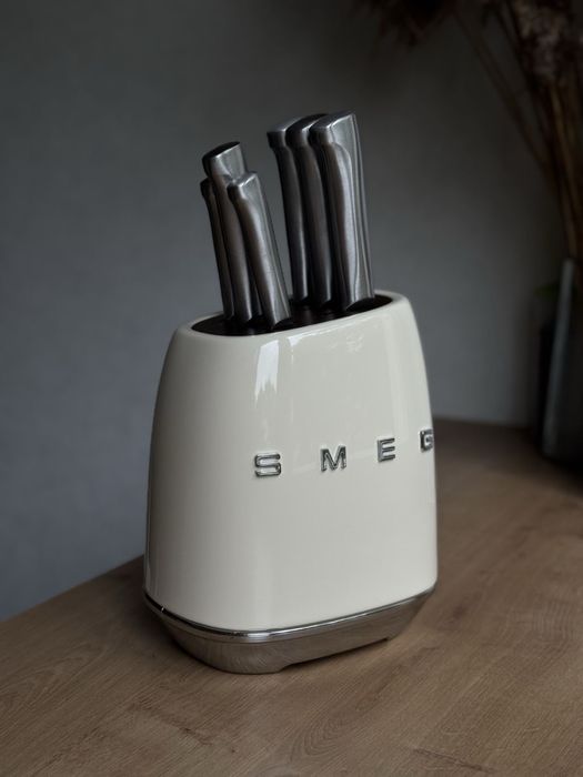 В наявності ножі Smeg набір. Бежевий  колір