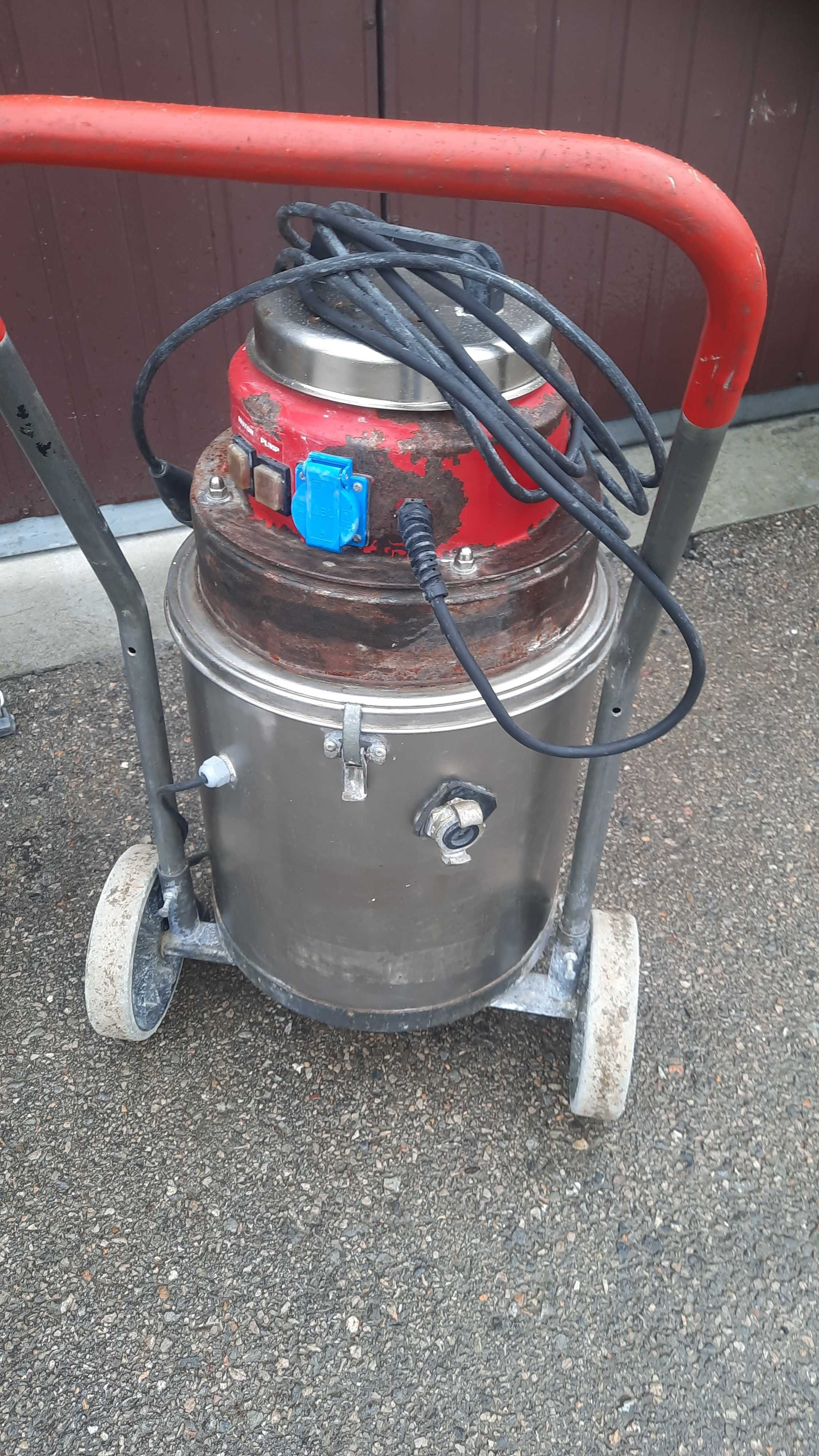 Odkurzacz przemysłowy do wody HUSQVARNA na mokro z pompą
