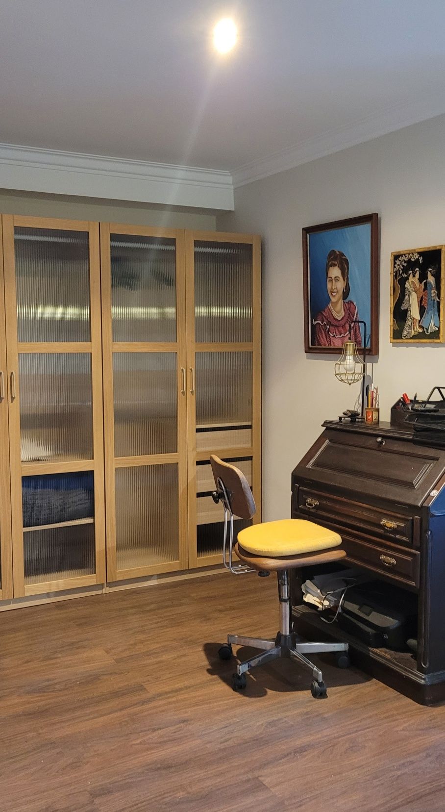 Quarto com WC privado para professora ou estudante do sexo feminino.