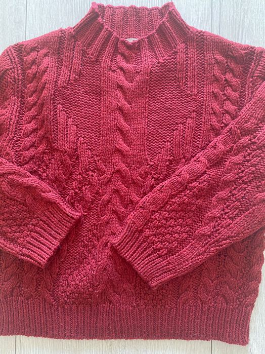 Bordowy, robiony sweter, warkocze