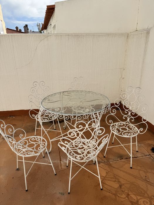 Mesas e 5 cadeiras em ferro fundido (para exterior)