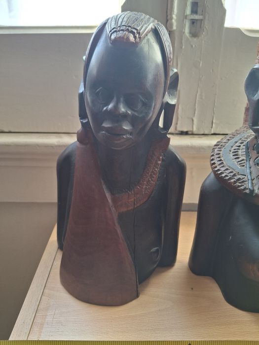 2 esculturas africanas com cerca 28 cms cada