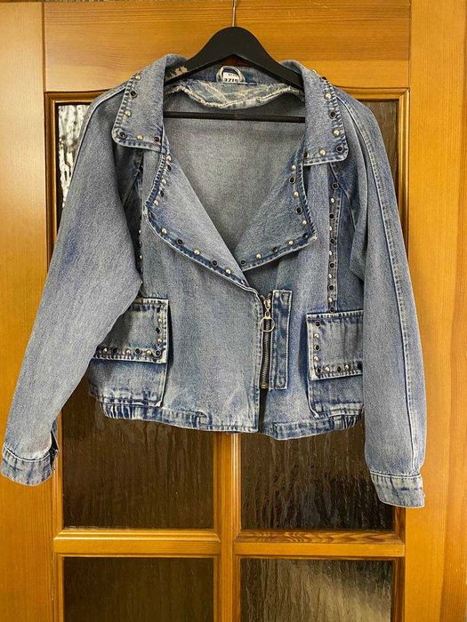 Продам джинсовий піджак (оздоблений заклепками)