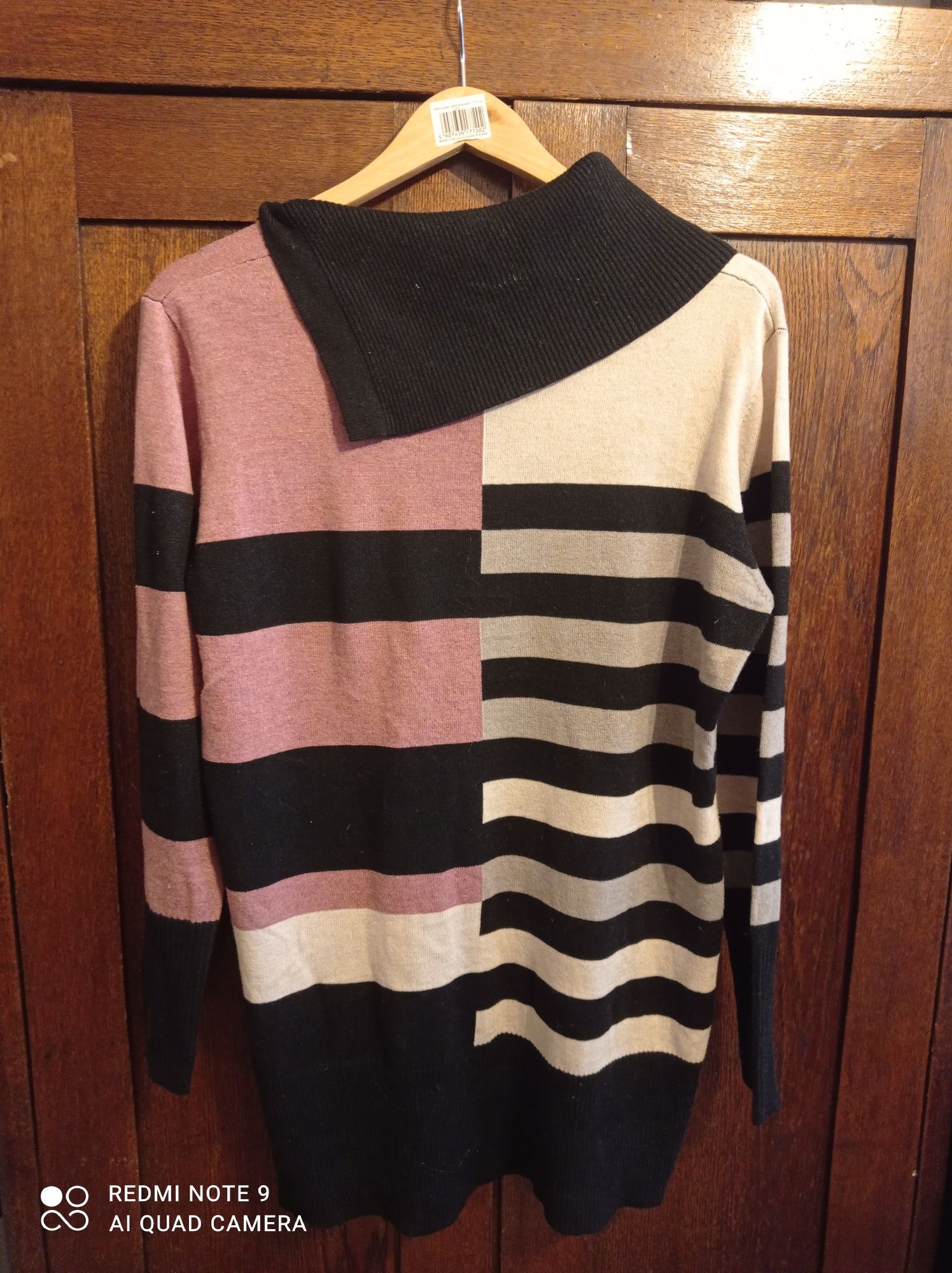 Kolorowy sweter w paski