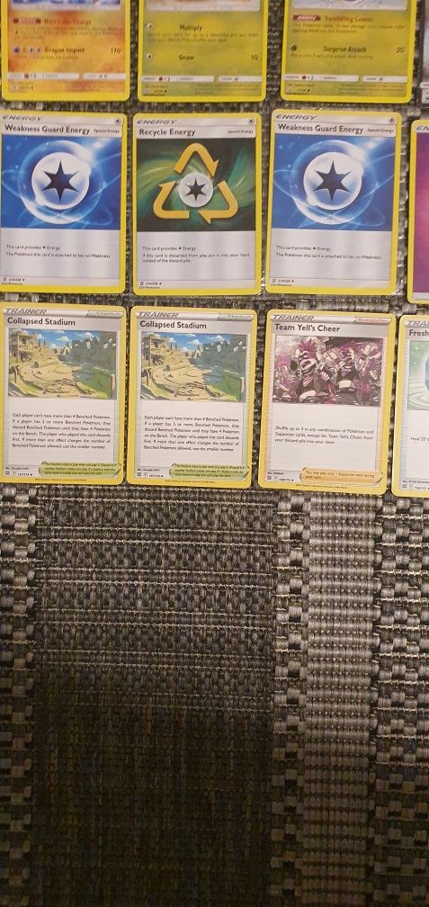 sprzedam karty pokemon kolekcjonerskie 50 sztuk