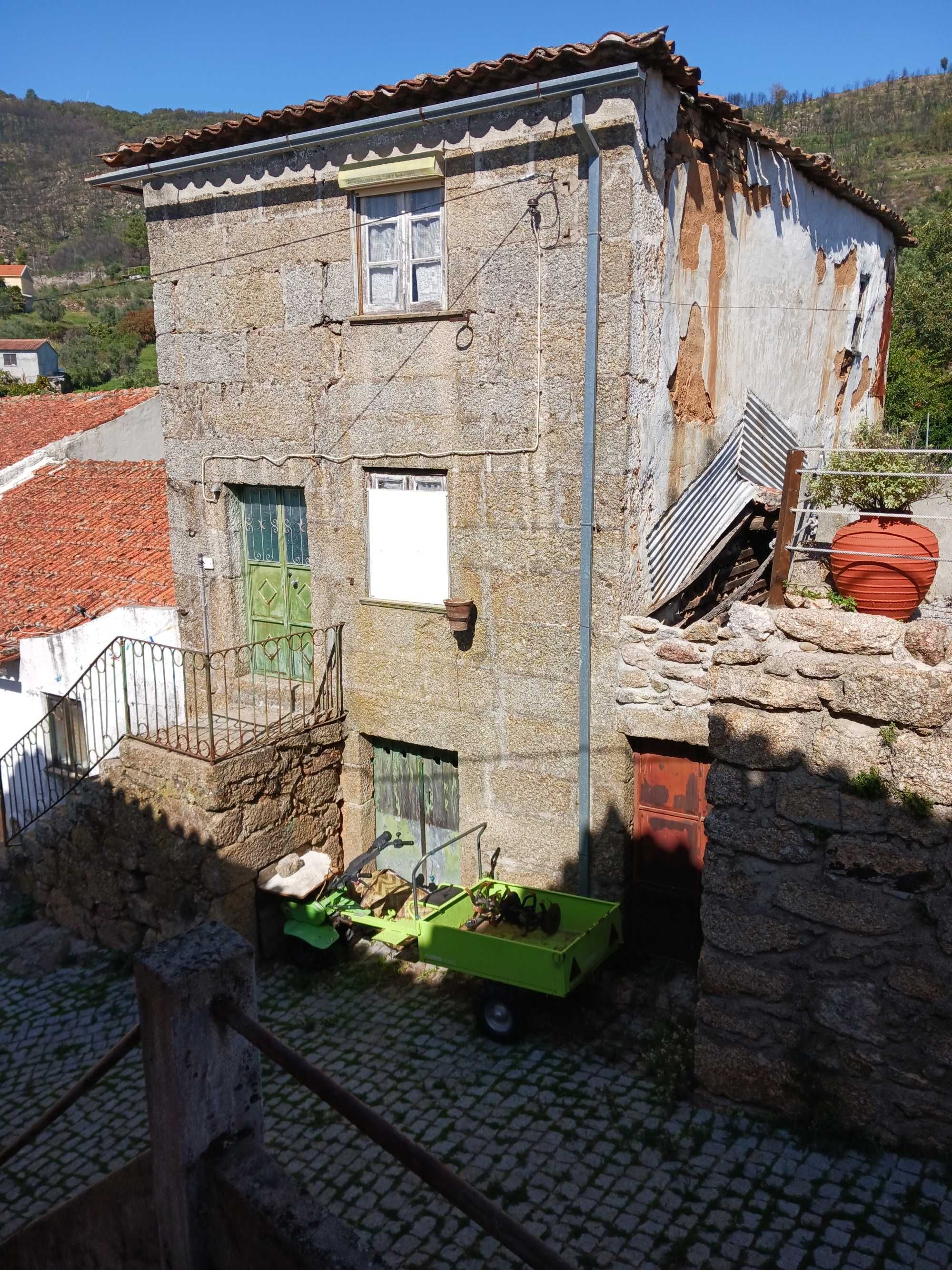 Casa em pedra para restauro na vila de Gonçalo - Guarda