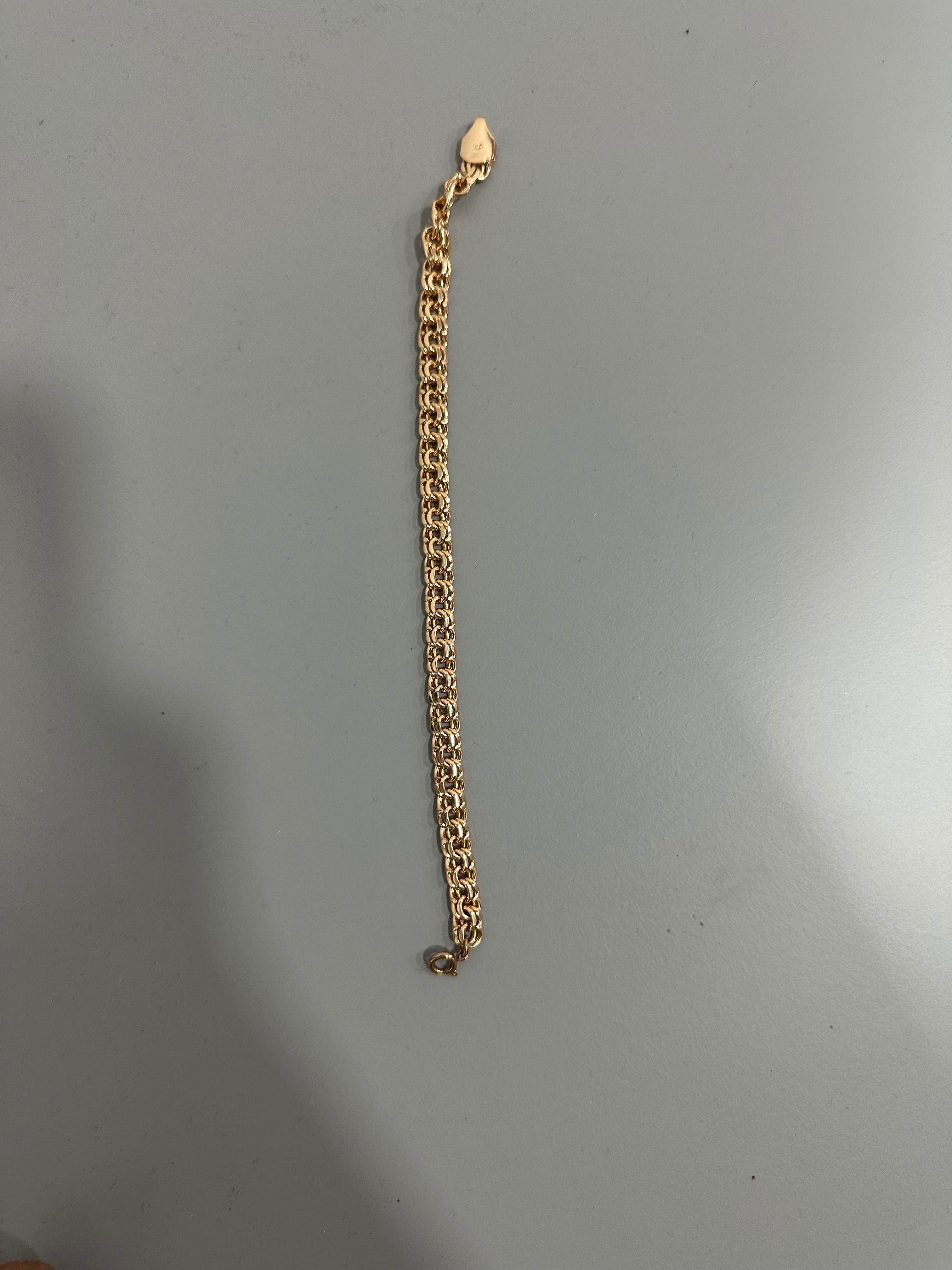 Cordão de ouro e mascote