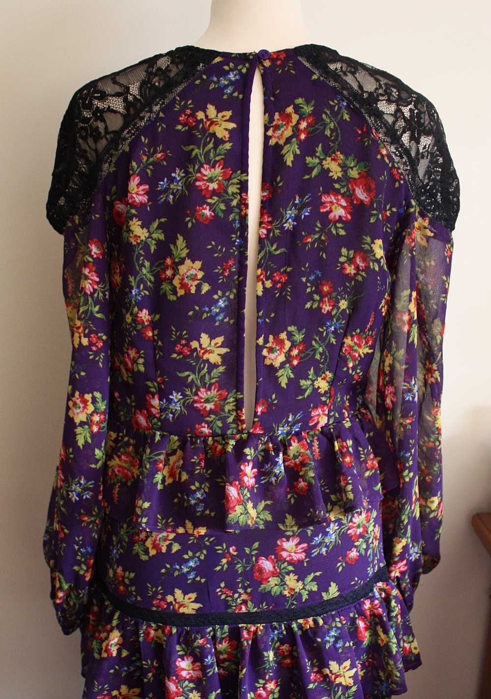 Vestido Roxo Comprido com Padrão Floral, Transparências e Renda Preta.