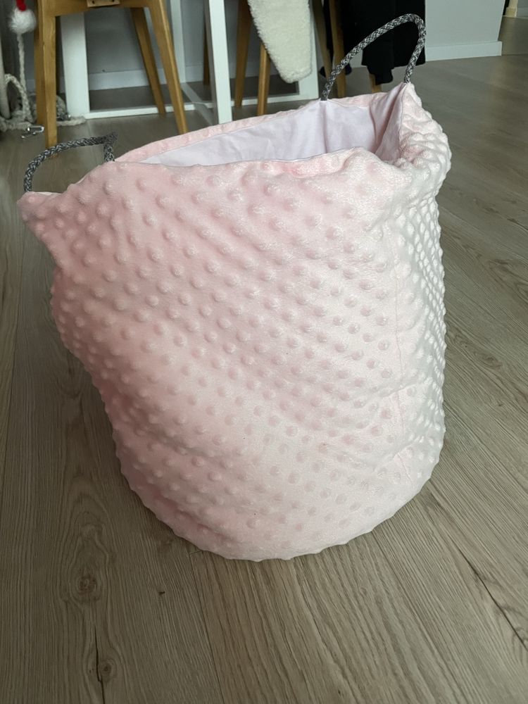Materiałowy kosz na zabawki