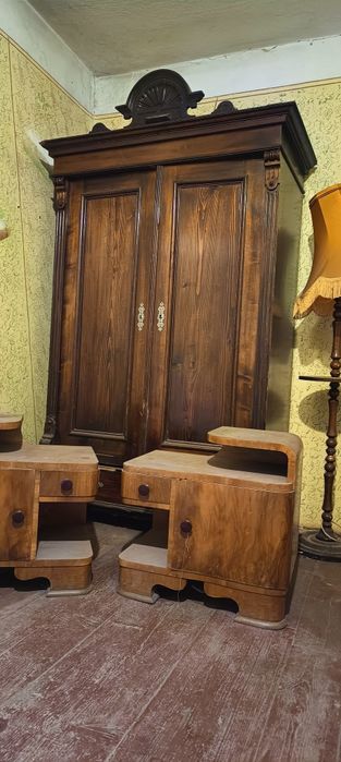 Antyczna szafa i szafki nocne
