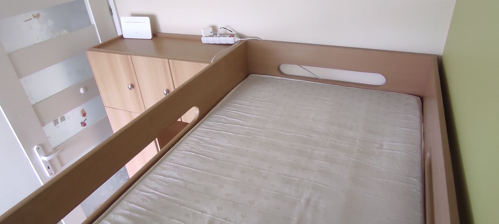 Łóżko piętrowe z półkami i szufladami