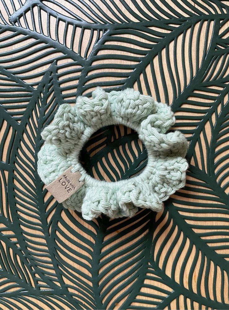 Scrunchie gumka na szydelku - miętowa