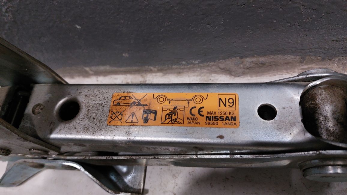 Nissan Infiniti домкрат ключ и вороток инструмент запасного колеса