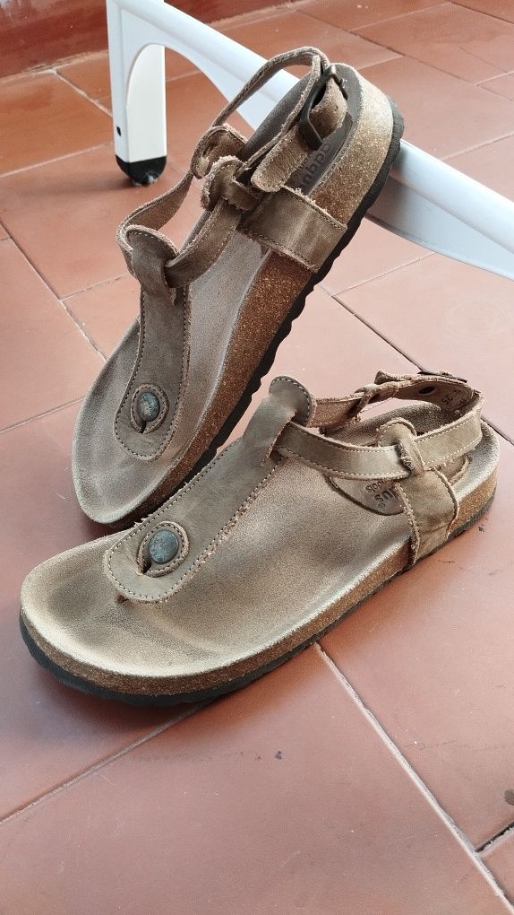 Sandálias Castanhas tamanho 35