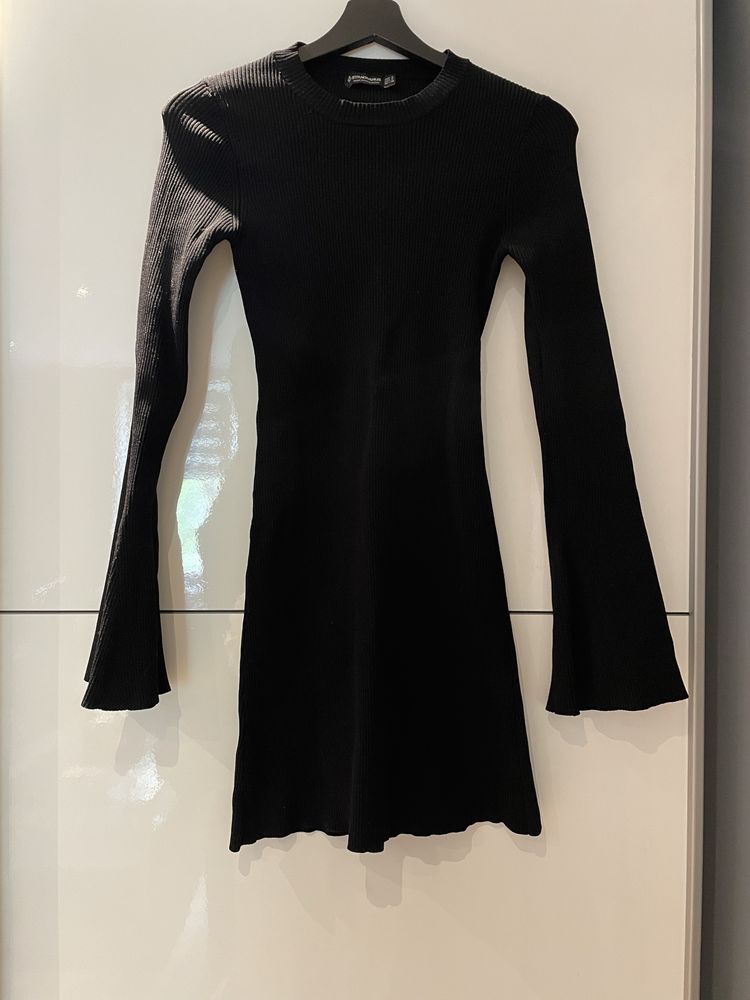 Krótka czarna sukienka z długimi rozszerzanymi rękawami