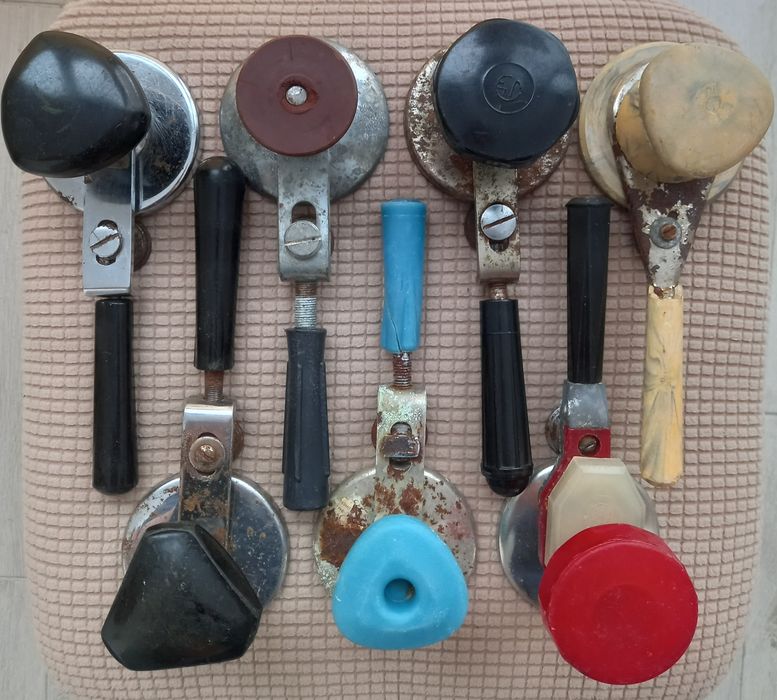 Закаточная машинка и выравнивание крышек для консервации