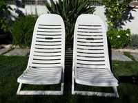 Cadeiras brancas
