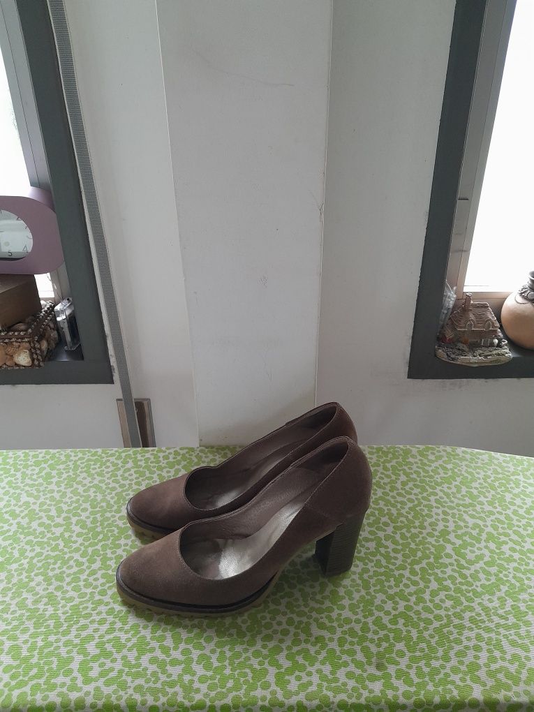 Vendo Sapatos de Senhora muito bonitos como novos