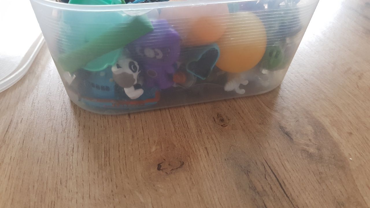 Zabawki różne z kinder jajek figurki