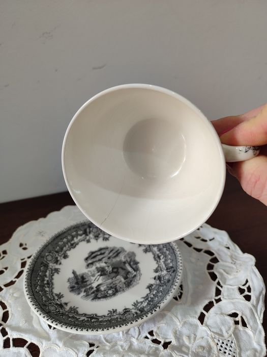 Chávena e pires da Fábrica de Louça de Sacavém