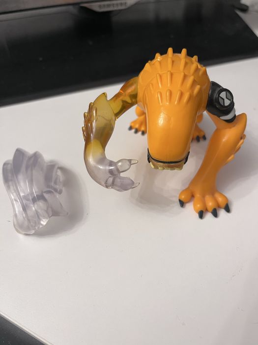 Zestaw figurek (kazda na osobnym zdjeciu)