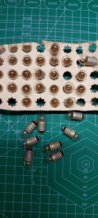 Продам лампы накаливания,  конденсаторы.