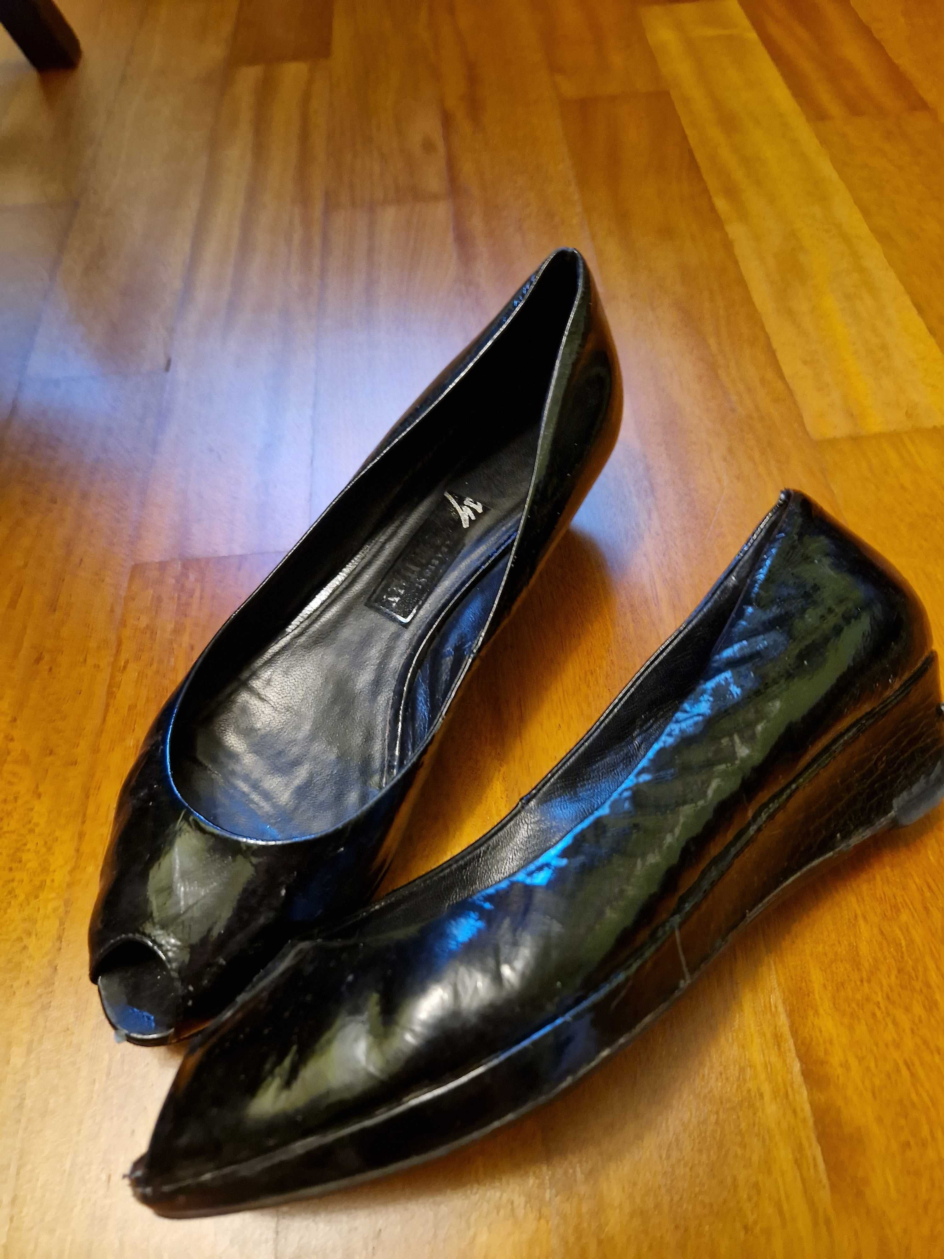 Buty damskie, czółenka z wycięciem na palec, roz. 39 czarne,  włoskie