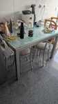 Mesa de vidro para cozinha ou sala com cadeiras