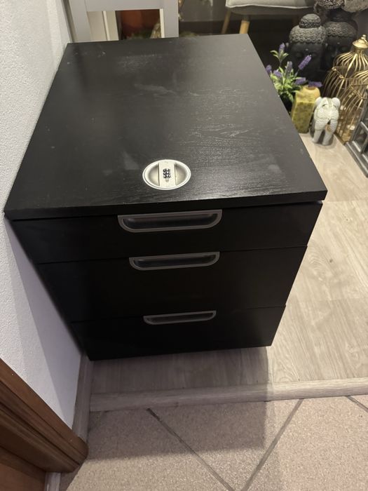 Movel com gavetas em cor castanho escuro