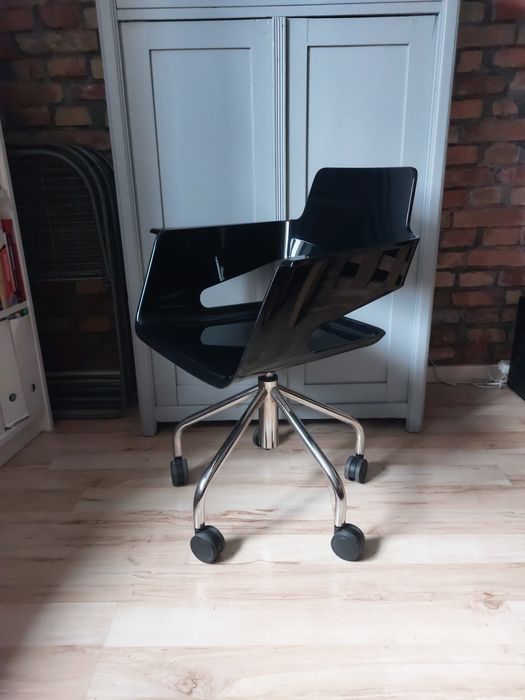 krzesło marki Arrmet model B32 włoskie super design biurowe obrotowe