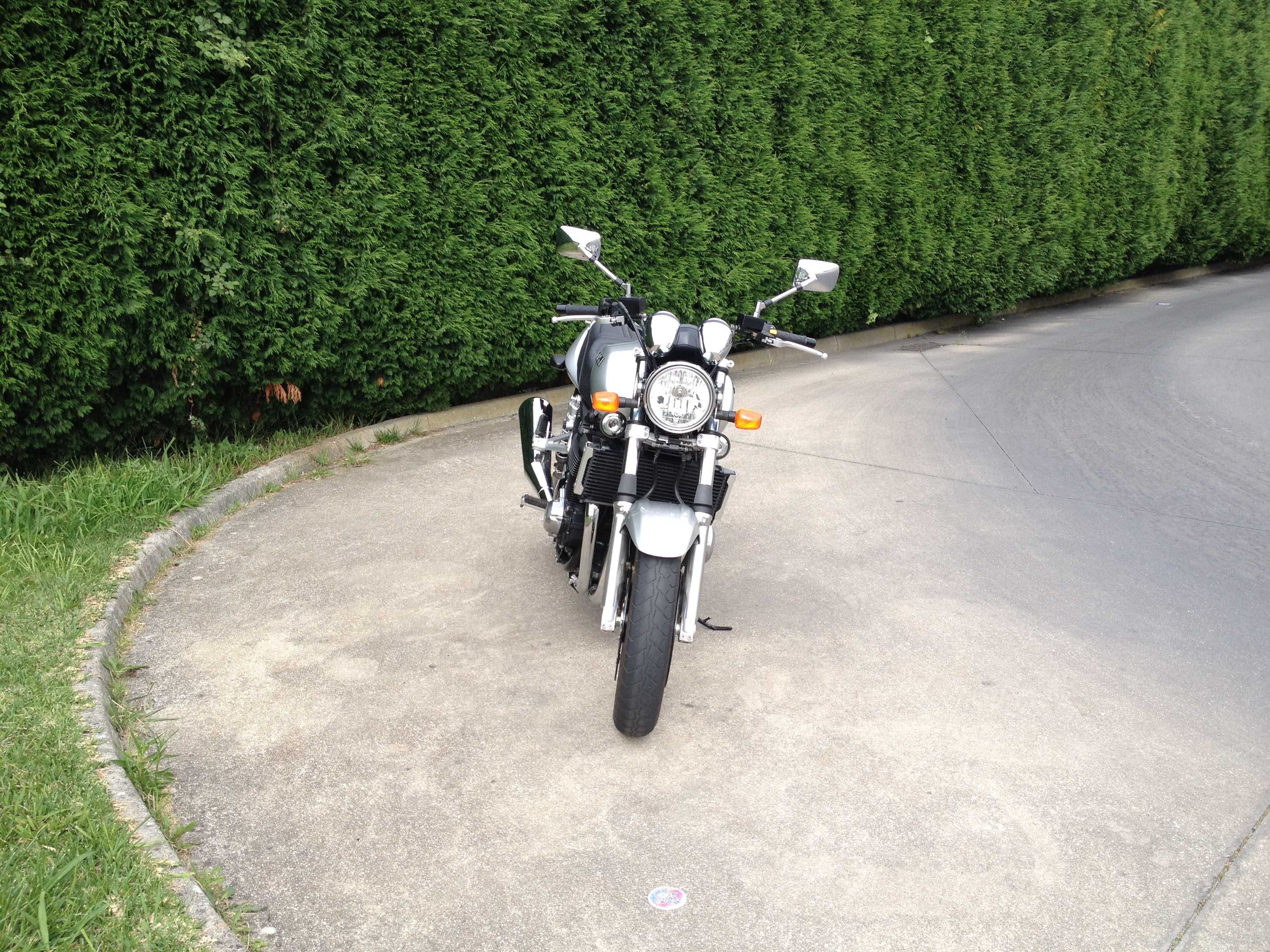 Suzuki GSX 1400 Cinza Prata - Novas fotos.