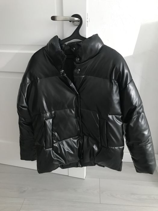 Продам жіночий пуховик із штучної шкіри М