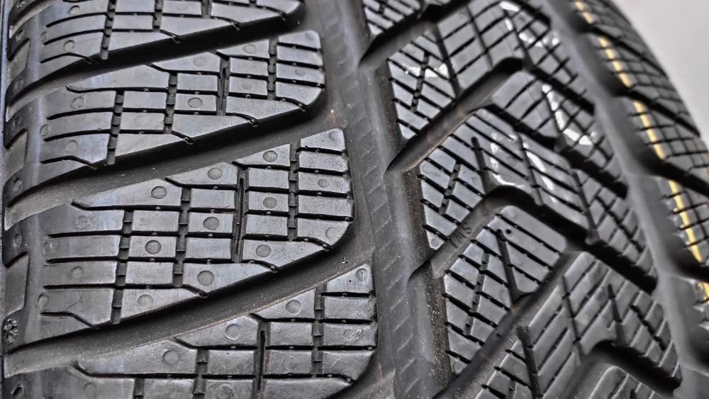 Шини 255/55R18 . Pirelli . 99%. 2023р. Зима - 245