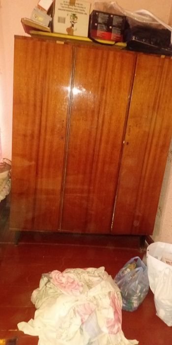 Шкаф трехдверний