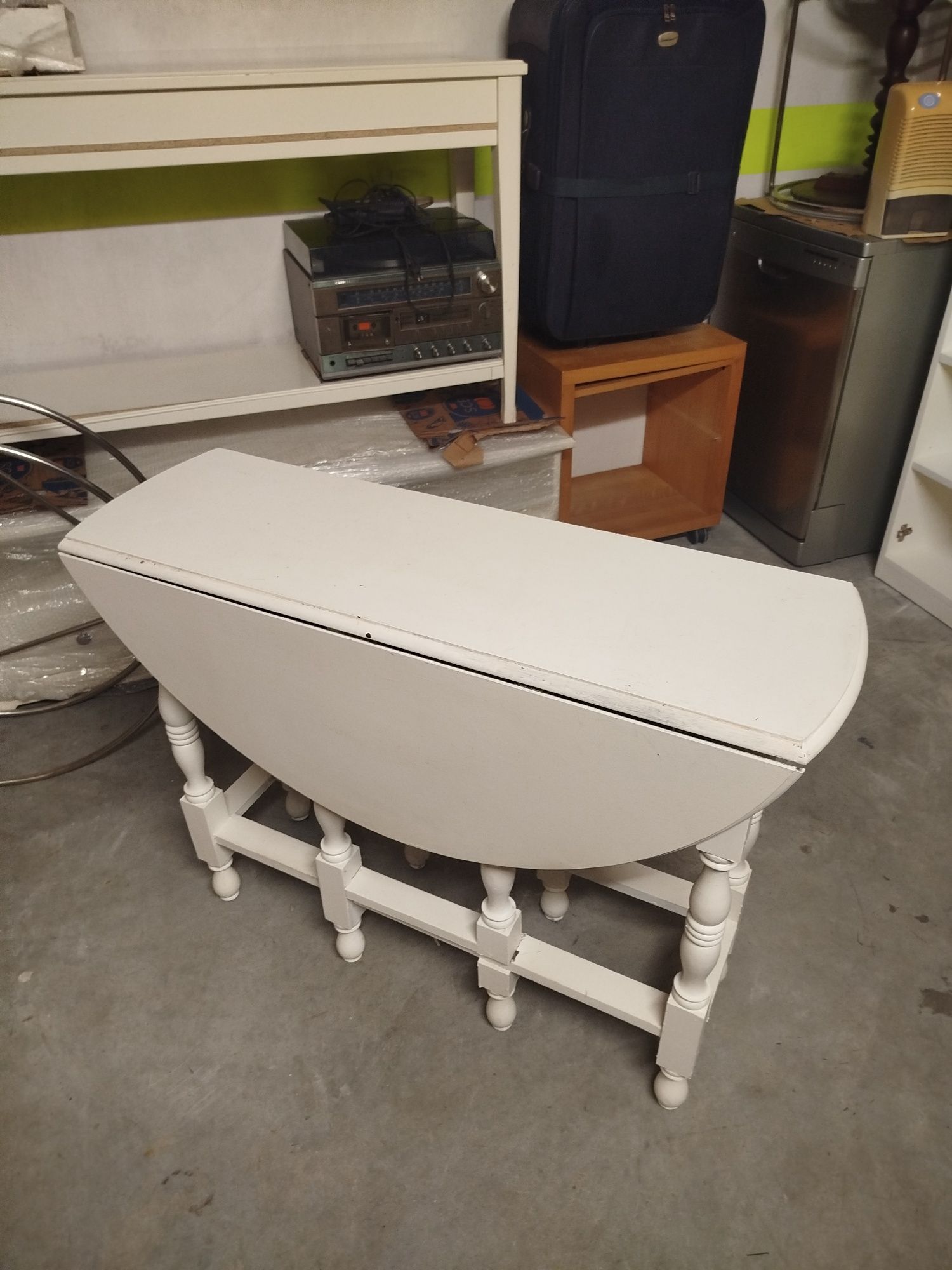 Mesa pintada de branco