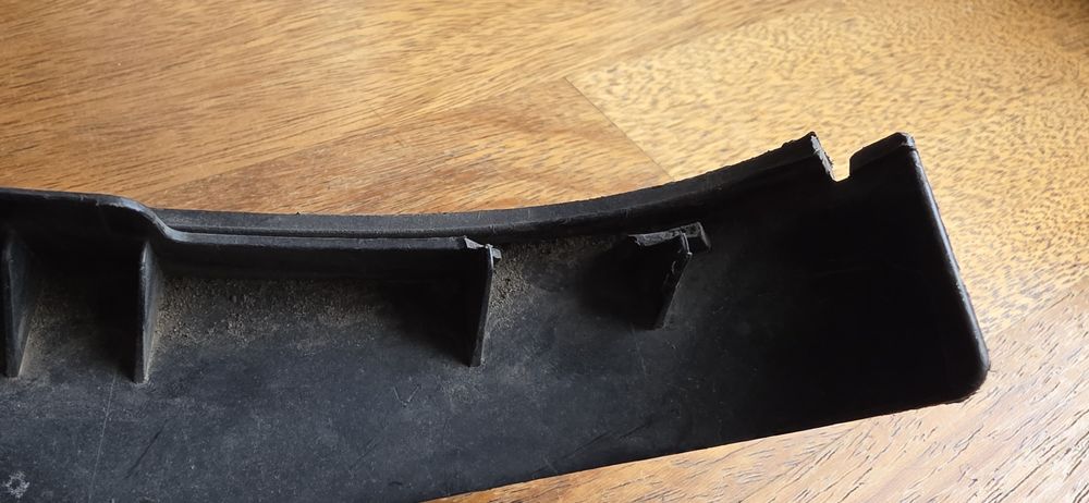 Spoiler nadkola Macan 95B 825 101