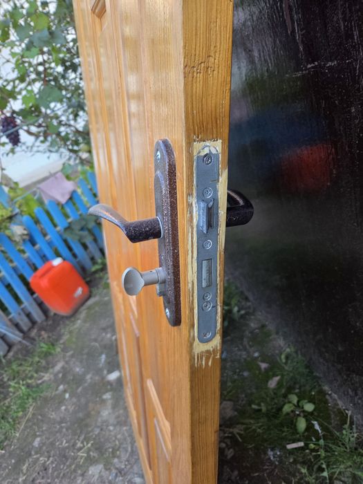 Двері дерев'яні вхідні