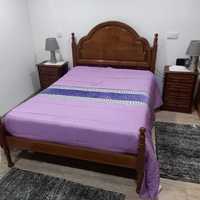 Quarto de casal, cama e duas mesinhas