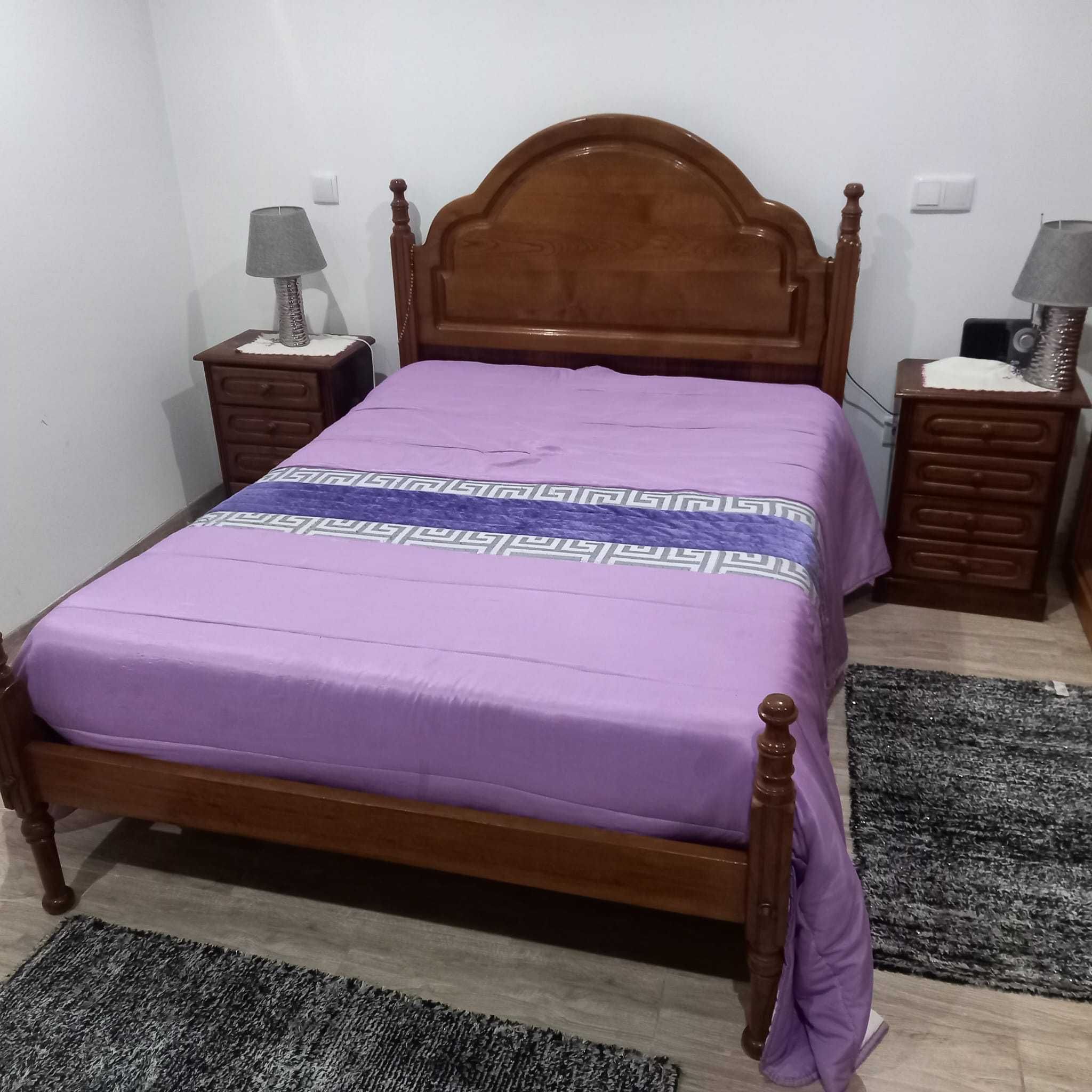 Quarto de casal, cama e duas mesinhas