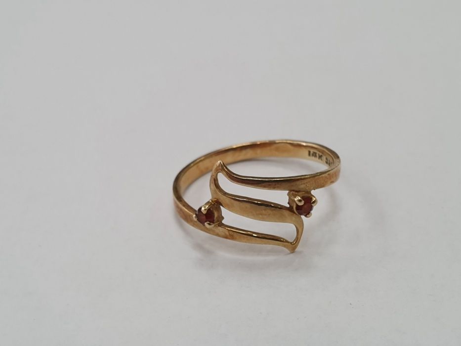 II poł. XX wieku! Złoty pierścionek/ 585/ 1.75 gram/ R14/ Granaty
