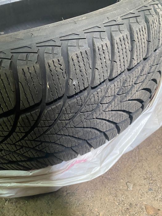 Шини зимові 205/50R17