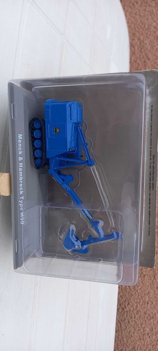 Komatsu, Hyundai, Hamm, Liebherr, New Holland : 8 modelos escala 1/72.