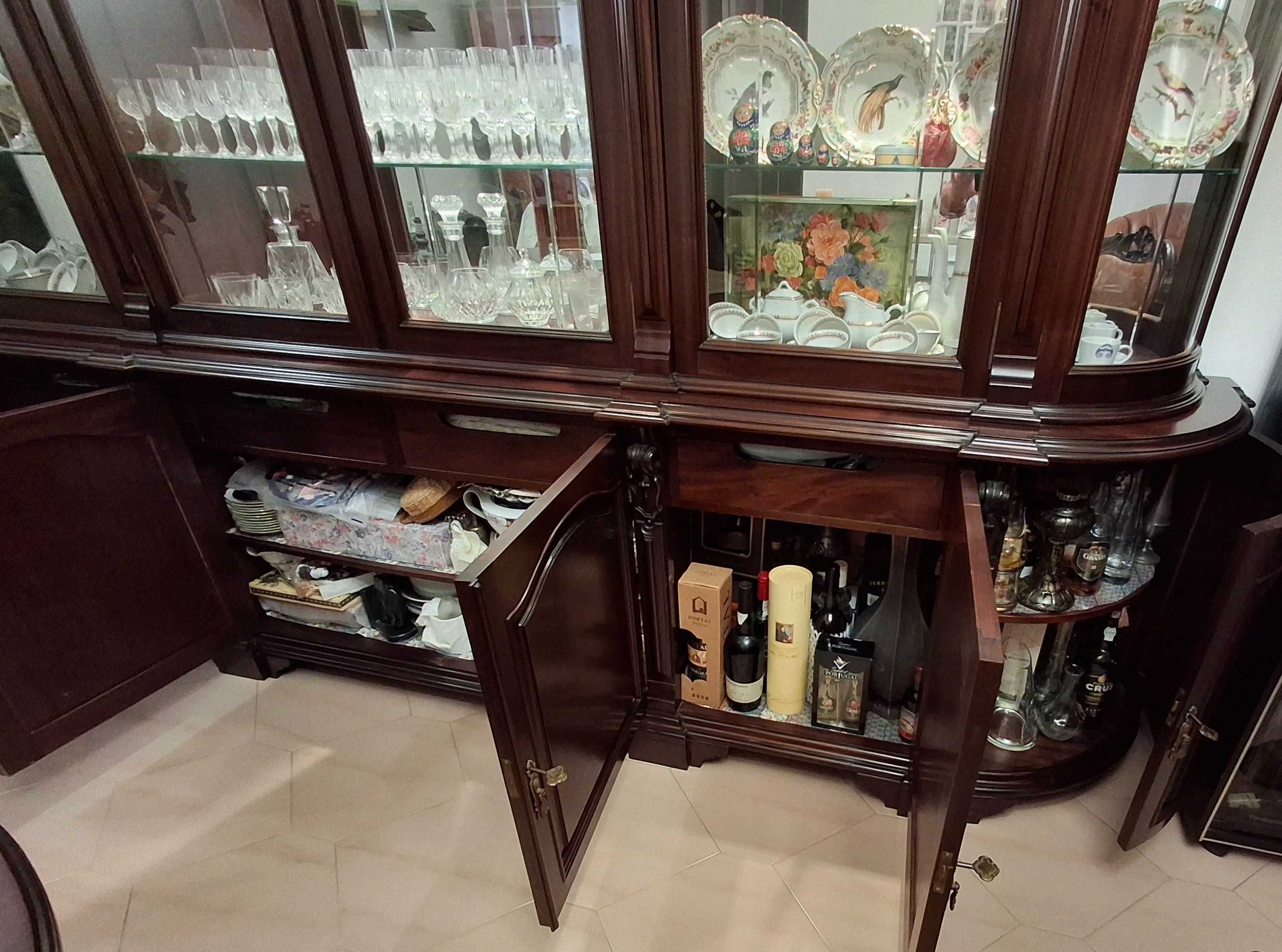 Vendo Móvel de Sala de Jantar muito elegante e de madeira maciça